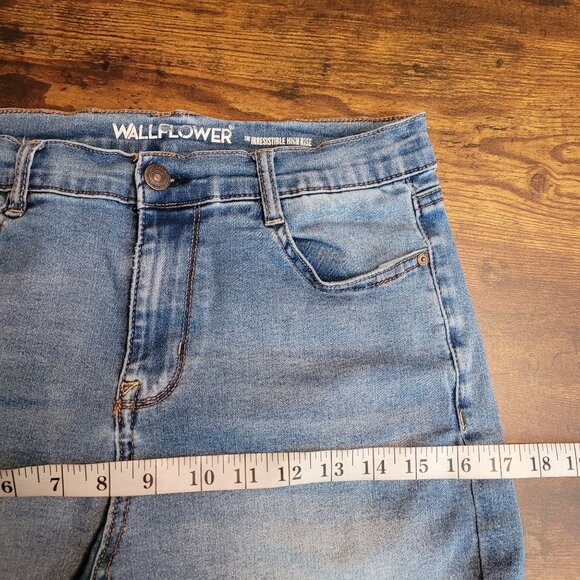 Wallflower Denim Shorts Size 11 Irresistible High Rise Cuffed Medium Light Wash - Picture 5 of 8